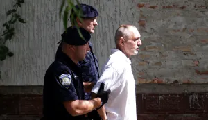 Tenja, 03. 09. 2025., Ulica Matije Vlačića 80, ubojstvo, policija, očevid, osumnjičenik; osumnjičeni; privođenjeSNIMIO BRUNO JOBST