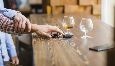 alkohol voznja automobil ključevi pijanstvo prevencija ne vozi kad pijes ilustracijafreepik