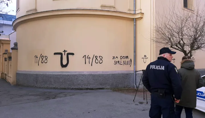 Bjelovar, 21.12.2023. - U petak ujutro na crkvi Svete Trojice u centru grada osvanuli su ustaški i nacistički grafiti. Nepoznati počinitelji na nedavno obnovljeno pročelje crkve nacrtali su "ušato" slovo U, natpis "Za dom spremni" i 14/88, kombinaciju brojeva koja je u širokoj uporabi među neonacistima. Očevid je u tijeku, a incident je komentirao i gradonačelnik Dario Hrebak. foto HINA/ Igor KOKORUŠ/ ik