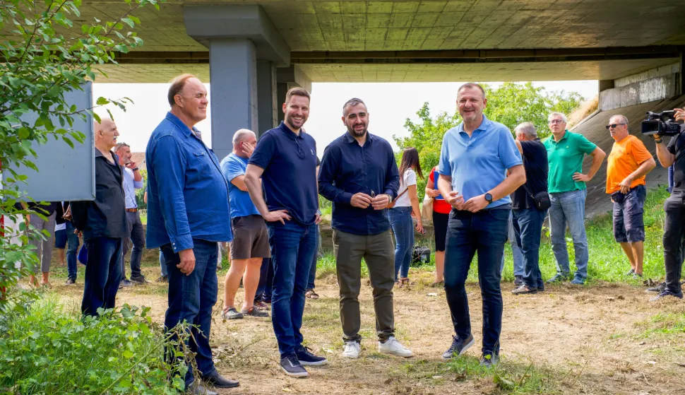Osijek, 03. 09. 2035., Obilazak početnik radova na izvođenju 1. faze spoja sjevernog i južnog dijela južne obilaznice (Bistrička ulica). radovi; obilaznica; Bistrička ulica; gradonačelnik; Ivan Radić; Industrijska četvrt; Mato Lukić; Zdravko Nalio