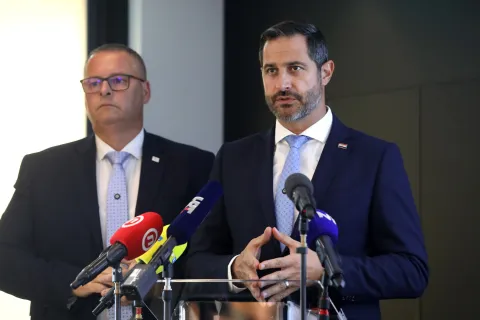 Zagreb, 03.09.2025 - Ministar turizma i sporta Tonči Glavina i direktor Hrvatske turističke zajednice Kristjan Staničić predstavili su rezultate turističkog prometa za srpanj i kolovoz te prvih osam mjeseci ove godine, stanje smje&scaron;tajnih kapaciteta te predstojeće promotivne aktivnosti. Na fotografiji Kristjan Staničić, Tonči Glavina.foto HINA/ Denis CERIĆ /dc