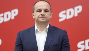 Zagreb, 20.02.2025 - Predsjednik SDP-a Siniša Hajdaš Dončić i SDP-ovi saborski zastupnici Sanja Bježančević i Boris Lalovac održali su konferenciju za medije povodom Svjetskog dana socijalne pravde na kojoj je predstavljena politika SDP-a za mirovine. Na slici Siniša Hajdaš Dončić.foto HINA/ Damir SENČAR/ ds