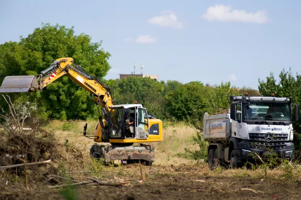 Osijek, 03. 09. 2035., Obilazak početnik radova na izvođenju 1. faze spoja sjevernog i južnog dijela južne obilaznice (Bistrička ulica). radovi; obilaznica; Bistrička ulica; gradonačelnik; Ivan Radić; Industrijska četvrt; bager