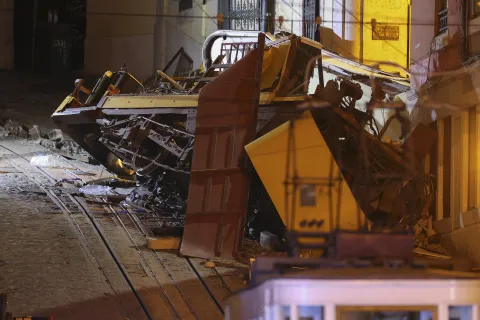 epa12350496 The damage at the scene after the Gloria funicular cable railway derailed in Lisbon, Portugal, 03 September 2025. At least 15 people died in the derailment and 18 others were injured, local emergency services reported. EPA/MIGUEL A. LOPES