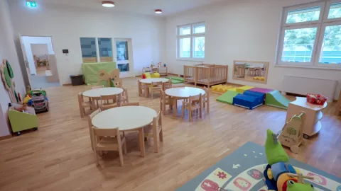 STRIZIVOJNA/VLADISLAVCIDok dio općina Đakovštine još uvijek priprema projekt dječjeg vrtića u svojoj sredini, Općina Strizivojna otvorila je već drugi područni objekt svog Dječjeg vrtića Bajka, koji je je u funkciji od 2020. godine. Nakon što je prvu područnu kuću otvorila u prostoru mjesnog DVD-a, drugi je upravo otvorila na – drugom kraju Osječko-baranjske županije, u Općini Vladislavci.DV Bajka Strizivojna – Područni objekt Zeko u tom mjestu u blizini Osijeka rad je počeo 1. rujna, sa startanjem nove pedagoške godine, i u tri skupine ima 60 mališana.rujan 2025.