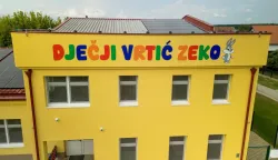 STRIZIVOJNA/VLADISLAVCIDok dio općina Đakovštine još uvijek priprema projekt dječjeg vrtića u svojoj sredini, Općina Strizivojna otvorila je već drugi područni objekt svog Dječjeg vrtića Bajka, koji je je u funkciji od 2020. godine. Nakon što je prvu područnu kuću otvorila u prostoru mjesnog DVD-a, drugi je upravo otvorila na – drugom kraju Osječko-baranjske županije, u Općini Vladislavci.DV Bajka Strizivojna – Područni objekt Zeko u tom mjestu u blizini Osijeka rad je počeo 1. rujna, sa startanjem nove pedagoške godine, i u tri skupine ima 60 mališana.rujan 2025.