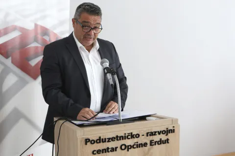 Dalj, 04. 09. 2025, Poduzetničko - razvojni centar Opećine Erdut, PORC. Međužupanijski stručni skup "Dalj, Aljma&scaron;, Erdut 1991. - 1997.. Zlatan Ba&scaron;ić, državni tajnik u Ministarstvu branitelja.snimio GOJKO MITIĆ