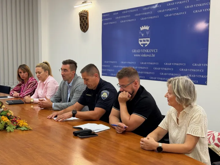 VINKOVCIO nedavnom vandalizmu i uništavanju dječjih i sportskih igrališta, odnosno metodama prevencije takvog ponašanja, razgovaralo se na sjednici Vijeća za prevenciju Grada Vinkovaca.rujan 2025.