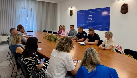 VINKOVCIO nedavnom vandalizmu i uništavanju dječjih i sportskih igrališta, odnosno metodama prevencije takvog ponašanja, razgovaralo se na sjednici Vijeća za prevenciju Grada Vinkovaca.rujan 2025.