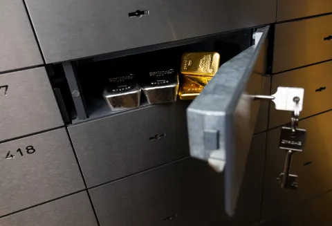 16 March 2023, Bavaria, Munich: At the precious metals dealer Pro Aurum, two gold and two silver bars are placed in a locker in a vault. Photo: Sven Hoppe/dpa Photo: Sven Hoppe/DPA
