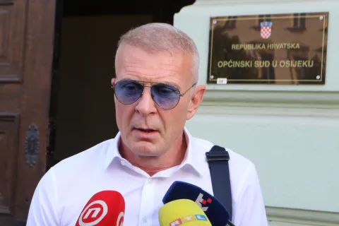 Osijek, 04. 09. 2025, Županijski sud u Osijeku. Privođenje Roberta Reder, osumjičen za ubojstvo žene u Tenju. Vladimri Burić, odvetnik po službenoj dužnosti.snimio GOJJKO MITIĆ