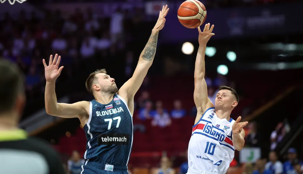epa12346486 Elvar Fridriksson (R) of Iceland and Luka Doncic (L) of Slovenia in action during the FIBA EuroBasket 2025 group D basketball match between Iceland and Slovenia, in Katowice, Poland, 02 September 2025. EPA/LUKASZ GAGULSKI POLAND OUT