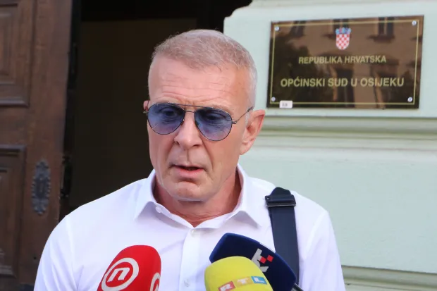 Osijek, 04. 09. 2025, Županijski sud u Osijeku. Privođenje Roberta Reder, osumjičen za ubojstvo žene u Tenju. Vladimri Burić, odvetnik po službenoj dužnosti.snimio GOJJKO MITIĆ