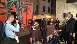 Šibenik, 04.09.2025. - Predsjednik RH Zoran Milanović u četvrtak navečer nenajavljeno je stigao na drugu večer Festivala alternative i ljevice u Šibeniku. Dolazak predsjednika Milanovića, uoči početka programa, publika FALIŠ-a na Trgu pape Ivana Pavla II. dočekala je s odobrenjem i ogromnim pljeskom. Nakon što je FALIŠ otvoren u srijedu navečer bez ijednog ekscesa na tvrđavi Barone, program se druge večeri preselio na Malu ložu, a među posjetiteljima u prvim redovima je predsjednik Milanović. Milanović je stigao na predstavljanje knjige "Sutjeska: bitka svih bitaka", autora Šimuna Cimermana, čiju je promociju uz moderatora Kruna Lokotara, slušao iz prvog reda. foto HINA/ Snježana KLARIĆ/ ml