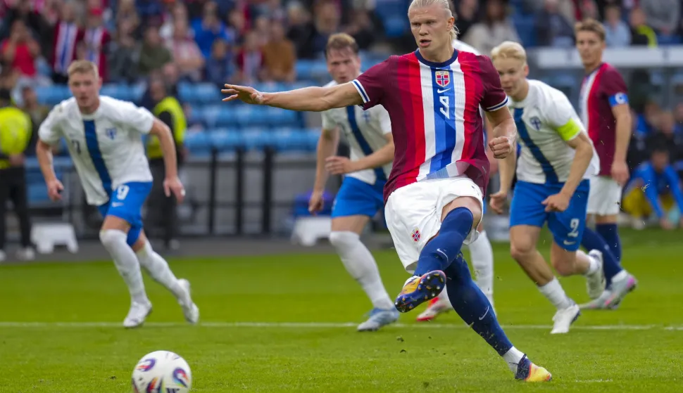 epa12352334 Norway's Erling Haaland scores the 1-0 goal during the international friendly soccer match between Norway and Finland, in Oslo, Norway, 04 September 2025. EPA/Fredrik Varfjell NORWAY OUT
