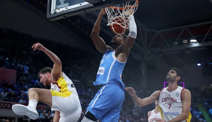 epa12353013 Greece's Giannis Antetokounmpo (C) dunks the ball as Spain's Santi Aldama (R) watches him during the FIBA EuroBasket 2025 group C basketball match between Spain and Greece in Limassol, Cyprus, 04 September 2025. EPA/GEORGI LICOVSKI
