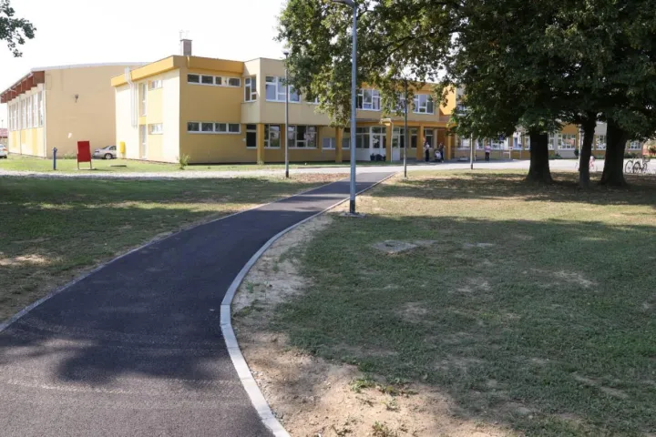 Zavr&scaron;eni radovi na nogostupu i cesti na spoju Duge i Zelene ulice u Brije&scaron;ću mo cvjetno