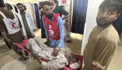 epa12342308 An injured victim of an earthquake is shifted to a hospital in Jalalabad, Afghanistan, 01 September 2025. At least 800 people have been killed and some 2,000 injured after a shallow magnitude-6.0 earthquake and several aftershocks shook Nangarhar and Kunar in eastern Afghanistan overnight, officials reported. EPA/HAMID SABAWOON BEST QUALITY AVAILABLE