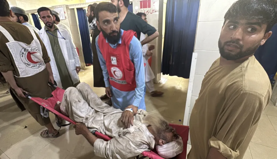 epa12342308 An injured victim of an earthquake is shifted to a hospital in Jalalabad, Afghanistan, 01 September 2025. At least 800 people have been killed and some 2,000 injured after a shallow magnitude-6.0 earthquake and several aftershocks shook Nangarhar and Kunar in eastern Afghanistan overnight, officials reported. EPA/HAMID SABAWOON BEST QUALITY AVAILABLE