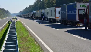 23.09.2015., Bajakovo - Kamionske guzve na granicnom prijelazu Bajakovo iz sata u sat sve su vece. Dio prometa preusmjerava se kod Zupanje prema Brckom (BiH). Vozaci su nervozni, a neki cekaju vec danima. Vozaci tvrde da se u pojedinim kamionima roba pocela kvariti. rPhoto: Ivica Galovic/PIXSELL