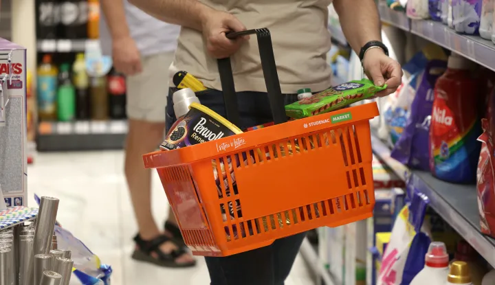 Osijek, 06. 08. 2025., Ulica J. J. Strossmayera, Studenac, trgovina, Studenac trgovina; kupovina; kupovna moć; inflacija; potrošačka košarica; poskupljenje; namirnica; namirnice SNIMIO BRUNO JOBST