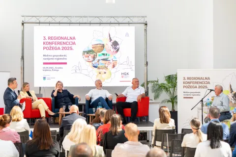 POŽEGADrugi panel: Regionalni distributivni centar &ndash; Infrastruktura budućnosti za voće i povrće, sudionici su Sandra Zokić (Ministarstvo poljoprivrede, &scaron;umarstva i ribarstva), Ivica Bari&scaron;ić (Zadruge Slavonsko voće),Josip Biondić (Slavonsko voće; proizvođač vi&scaron;anja), Josip Sedlaček (proizvođač jabuka i lje&scaron;njaka)5. 9. 2025.