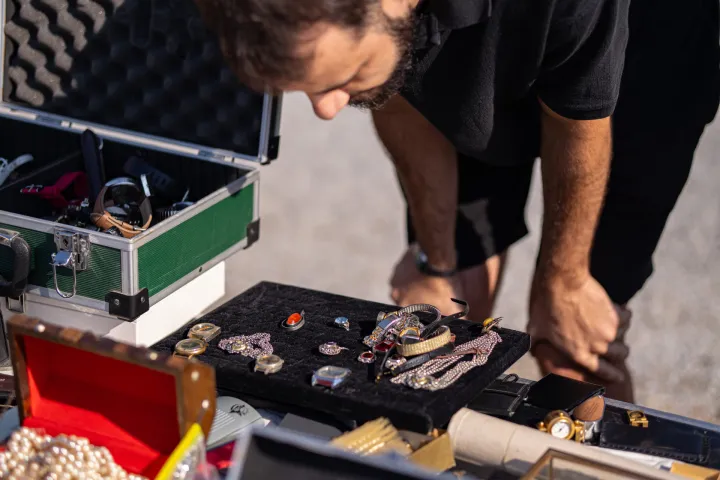 Osijek, 06. 09. 2025., Sajam antikvitetaposjetitelji; posjetitelj; gužva; antikviteti; antikvitet; prodavači; prodavač; izlagači; izlagač; kupac; satovi; sat; Dragan Staparac