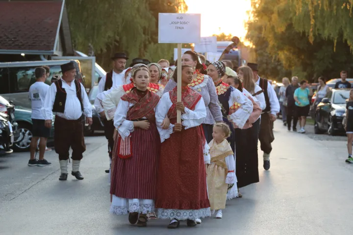 Tenja, 06. 09. 2025, Tenja, XXI. kulturno - tradicijska manifestacija, "Slavonijo u jesen si zlatna". Natjecanje u kuhanju čobanca, kolo, mimohod, smotra folklora...snimo GOJKO MITIĆ