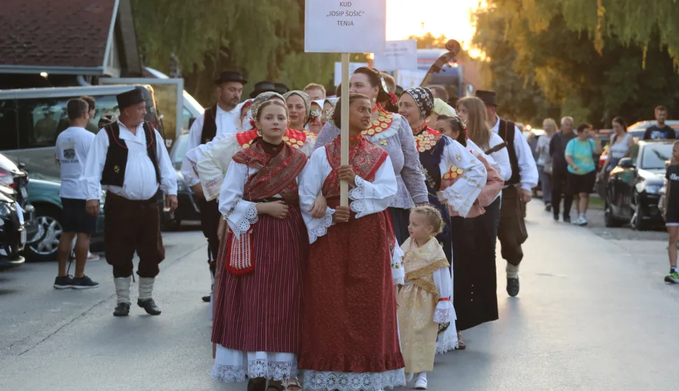 Tenja, 06. 09. 2025, Tenja, XXI. kulturno - tradicijska manifestacija, "Slavonijo u jesen si zlatna". Natjecanje u kuhanju čobanca, kolo, mimohod, smotra folklora...snimo GOJKO MITIĆ