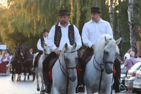 Tenja, 06. 09. 2025, Tenja, XXI. kulturno - tradicijska manifestacija, "Slavonijo u jesen si zlatna". Natjecanje u kuhanju čobanca, kolo, mimohod, smotra folklora... Desni na konju, Josip Mihaljević.snimo GOJKO MITIĆ