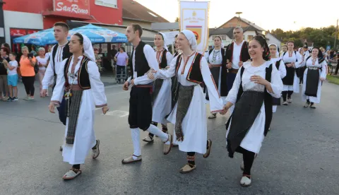 Tenja, 06. 09. 2025, Tenja, XXI. kulturno - tradicijska manifestacija, "Slavonijo u jesen si zlatna". Natjecanje u kuhanju čobanca, kolo, mimohod, smotra folklora...snimo GOJKO MITIĆ