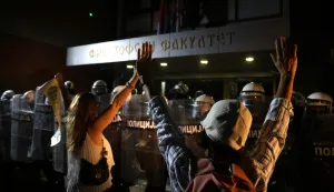 epa12355672 Protesters face riot police during a demonstration against police brutality in Novi Sad, Serbia, 05 September 2025. The university students' protests initially sparked by the Novi Sad railway station canopy collapse on 01 November 2024 have since grown into demands for early elections. EPA/ANDREJ CUKIC