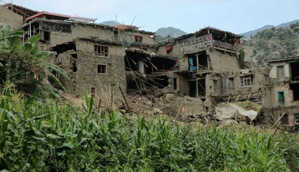 epa12344218 A view of damaged houses after an earthquake in Kunar, Afghanistan, 01 September 2025. At least 800 people have been killed and some 2,000 injured after a shallow magnitude-6.0 earthquake and several aftershocks shook Nangarhar and Kunar in eastern Afghanistan overnight, officials reported on 01 September 2025. EPA/SAMIULLAH POPAL
