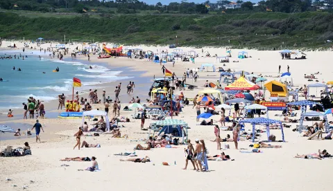epa11031802 Beachgoers at Maroubra Beach, Sydney, Australia, 16 December 2023. Scorching temperatures could place pressure on the energy grid as households and businesses are asked to reduce non-essential power use as much as possible. EPA/DAN HIMBRECHTS AUSTRALIA AND NEW ZEALAND OUT