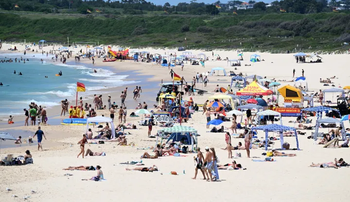 epa11031802 Beachgoers at Maroubra Beach, Sydney, Australia, 16 December 2023. Scorching temperatures could place pressure on the energy grid as households and businesses are asked to reduce non-essential power use as much as possible. EPA/DAN HIMBRECHTS AUSTRALIA AND NEW ZEALAND OUT