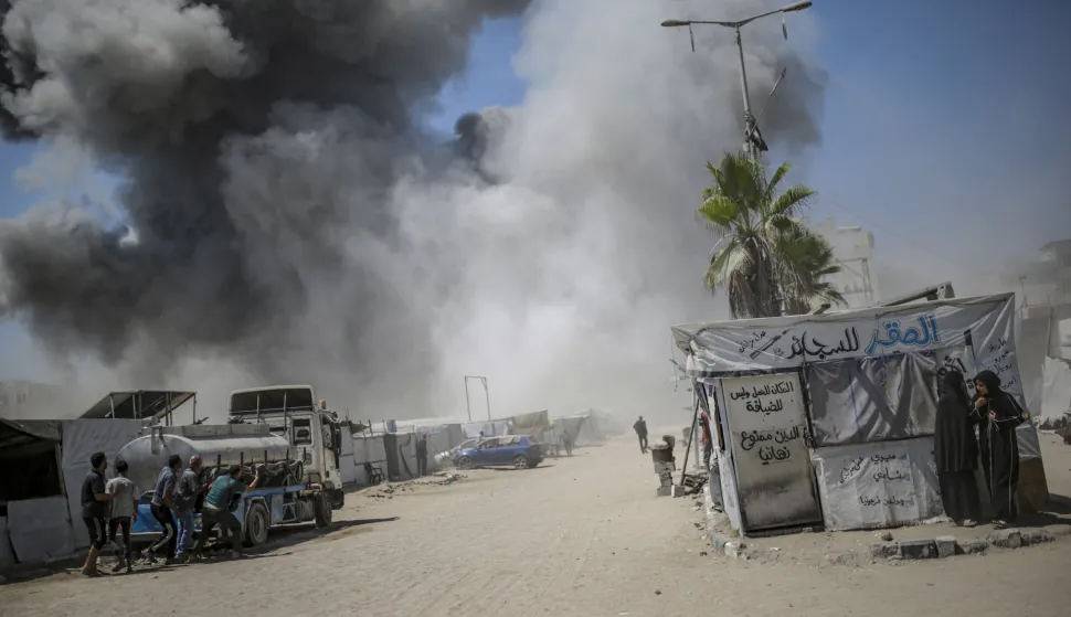 epa12354613 Smoke rises following an Israeli airstrike on the Mushtaha Tower in the west of Gaza City, Gaza Strip, 05 September 2025. More than 64,300 Palestinians have been killed in the Gaza Strip since October 2023, according to the Palestinian Ministry of Health, and about 1,200 Israelis have been killed since the launch of an Israeli military campaign in response to a cross-border attack by Hamas on 07 October 2023. EPA/MOHAMMED SABER