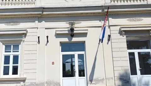 Na Domu kulture u vukovarskom prigradskom naselju Sotin oslikan je hrvatski grb