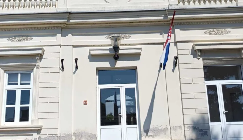 Na Domu kulture u vukovarskom prigradskom naselju Sotin oslikan je hrvatski grb