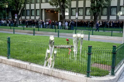 epa12356387 People queue to pay their respects to late Italian fashion designer Giorgio Armani at his funeral chapel in Milan, northern Italy, 06 September 2025. The atelier houses the designer's funeral chapel. Armani has died at the age 91 on 04 September 2025. EPA/MOURAD BALTI TOUATI