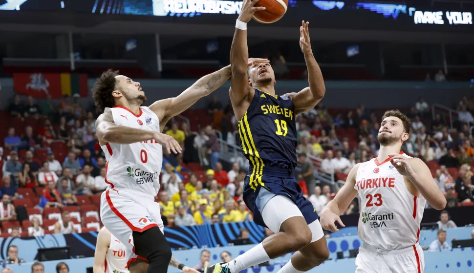 epa12356659 Shane Larkin (L) and Alperen Sengun (R) of Turkey and Melwin Pantzar of Sweden in action during the EuroBasket 2025 round of 16 basketball match between Turkey and Sweden, in Riga, Latvia, 06 September 2025. EPA/TOMS KALNINS