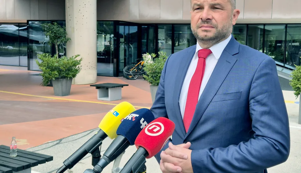 Tuheljske Toplice, 06.09.2025. - Predsjednik SDP-a, Siniša Hajdaš Dončić, nazvao je Andreja Plenkovića kukavicom jer je, po njegovom mišljenju, kao premijer dozvolio da jedan identitet prevlada i nametne svoj izričaj svima ostalima u Hrvatskoj. "Hrvatska je satkana od različitih identiteta i nijedan identitet ne može biti dominantan. Ovo što je on dopustio je čisti rascjep u društvu gdje jedan narativ jednog identiteta želi biti dominantan i to nije liberalna demokracija - to je autokracija." - izjavio je Hajdaš Dončić u subotu u Tuheljskim Toplicama gdje su se saborski zastupnici te stranke okupili na dvodnevnoj pripremi za jesensko zasjedanje Hrvatskog sabora. Dodao je da u ovom trenutku jedino SDP u Hrvatskoj može biti zaštita ljudima koji žele drugačiju Hrvatsku. Na fotografiji Siniša Hajdaš Dončić. foto HINA/ Siniša KALAJDŽIJA/ sk