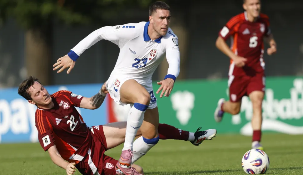 epa12357170 Aleksejs Saveljevs (L) of Latvia in action against Dusan Vlahovic of Serbia during the FIFA World Cup 2026 qualification match between Latvia and Serbia in Riga, Latvia, 06 September 2025. EPA/TOMS KALNINA