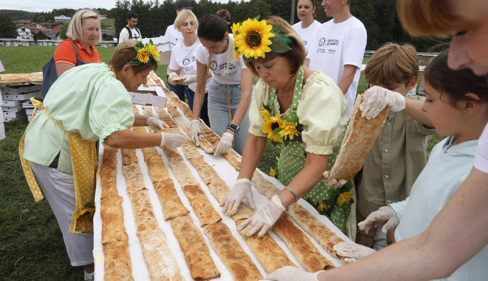 06.09.2025., Ozalj - U Jaskovu, selu strudle oborili su GUINNESS WORLD RECORD za najduzu strudlu na svijetu s duzinom od 3136 metara odnosno 8940 komada. Za pripremu strudle potrosili su 1,8 tona brasna, 1,8 tona jabuka, 30 kg vanilin secera, 30 kg cimeta, 230 litara ulja i 400 kilograma secera. Strudle je peklo pet gospoda koja su ju danima mijesile. Stkinja za GUINNESS WORLD RECORD bila je Paulina Sapinska koja je organizatorima dodijelila certifikat. Photo: Kristina Stedul Fabac/PIXSELL