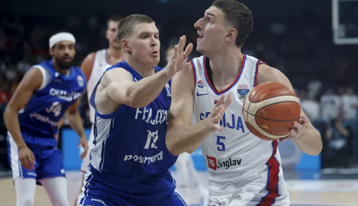 epa12358243 Nikola Jovic (R) of Serbia and Elias Valtonen of Finland in action during the EuroBasket 2025 round of 16 basketball match between Serbia and Finland in Riga, Latvia, 06 September 2025. EPA/TOMS KALNINS