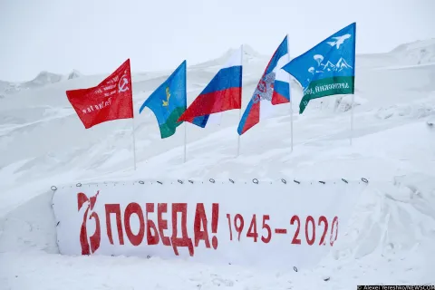 ARKHANGELSK REGION, RUSSIA ? APRIL 21, 2020: Flag wave in the vicinity of Franz Josef Land as servicemen of the Russian Airborne Troops undertake the world?s first parachute jump from a height of 10km in Arctica. The message reads: "75: Victory! 1945-2020". Russia?s Minister of Defence Shoigu commanded that Russian paratroopers perform the parachute jump in commemoration of the forthcoming 75th anniversary of Soviet Victory in the Great Patriotic War and the 90th birthday of the Russian Airborne Troops. Alexei Yereshko/The Defence Ministry of the Russian Federation/TASS Photo via Newscom Newscom/PIXSELL