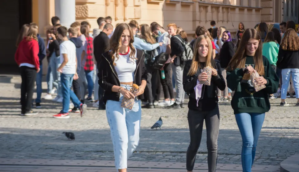 OSIJEK- 06.09.2021., Tvrđa, III. gimnazija Osijek, nova školska godina 2021/2022., početak nastave, prvi dan škole, veliki odmor, učenici, školarci, đaci, slobodnjak.Foto: Andrea Ilakovac