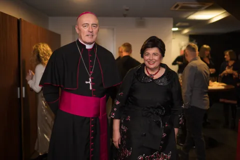 MAGAZIN Domu_mom_ZAGREB Domu_mom_Ksenija_i_nuncij.jp