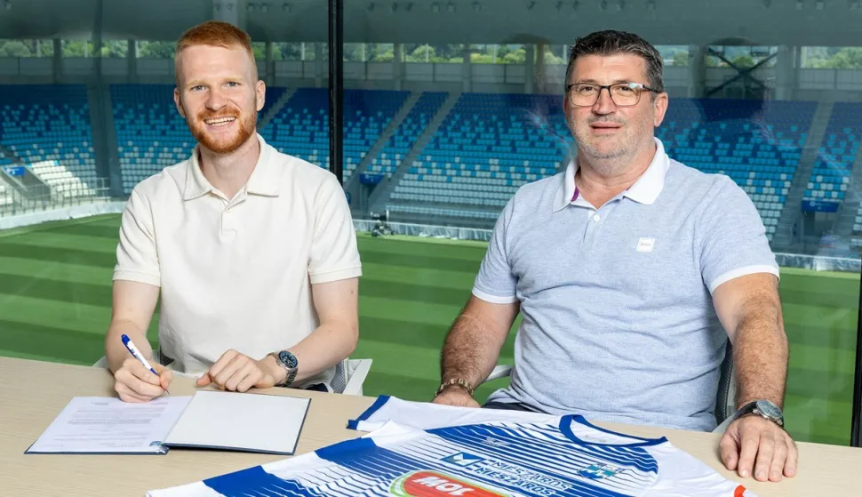 Sportski direktor Alen Petrović i Luka Vrbančić, novi igrač NK Osijek. Opus Arena