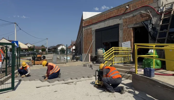 VINKOVCIGradonačelnik Josip Romić sa suradnicima uvjerio se kako se radovi na dogradnji vinkovačkog Dječjeg vrtića Naša radost u četvrti Radićev blok odvijaju prema planuRUJAN 2025.