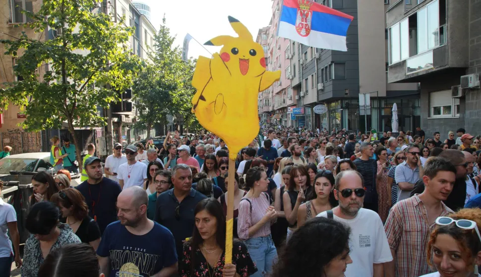 Beograd, 08.09.2025. - Tisuće studenata u ponedjeljak su prosvjedovale u Beogradu protiv policijske uporabe sile na pro&scaron;lotjednim demonstracijama i zatražile istragu protiv policajaca lojalnih predsjedniku Aleksandru Vučiću i njegovoj vladajućoj stranci. Do uporabe sile zbog koje studenti traže istragu do&scaron;lo je u petak na demonstracijama u Novom Sadu gdje je policija koristila suzavac i &scaron;ok bombe kako bi rastjerala mno&scaron;tvo, rekav&scaron;i da je inicijalno njezine pripadnike napala skupina maskiranih pojedinaca. Prosvjednici su mar&scaron;irali kroz centar Beograda i preko glavnog mosta preko Save, zaustavljajući se ispred Palače pravde gdje su ispred zgrade prolili crvenu boju, i ispred sjedi&scaron;ta policije. foto HINA/ BETAPHOTO/ MILOS MISKOV/ ml
